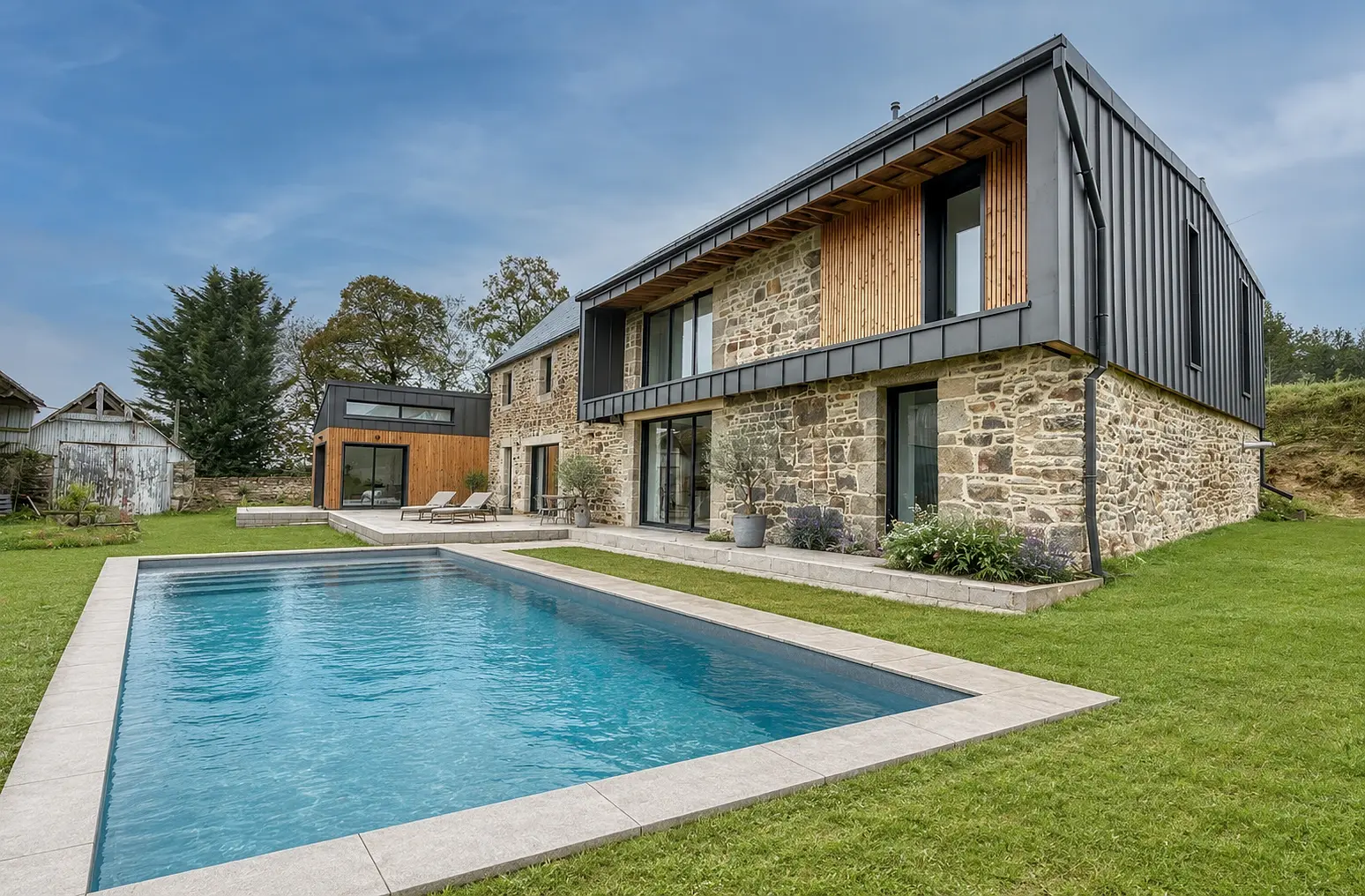La maison livrée avec sa piscine, façade pierre, bois et zinc