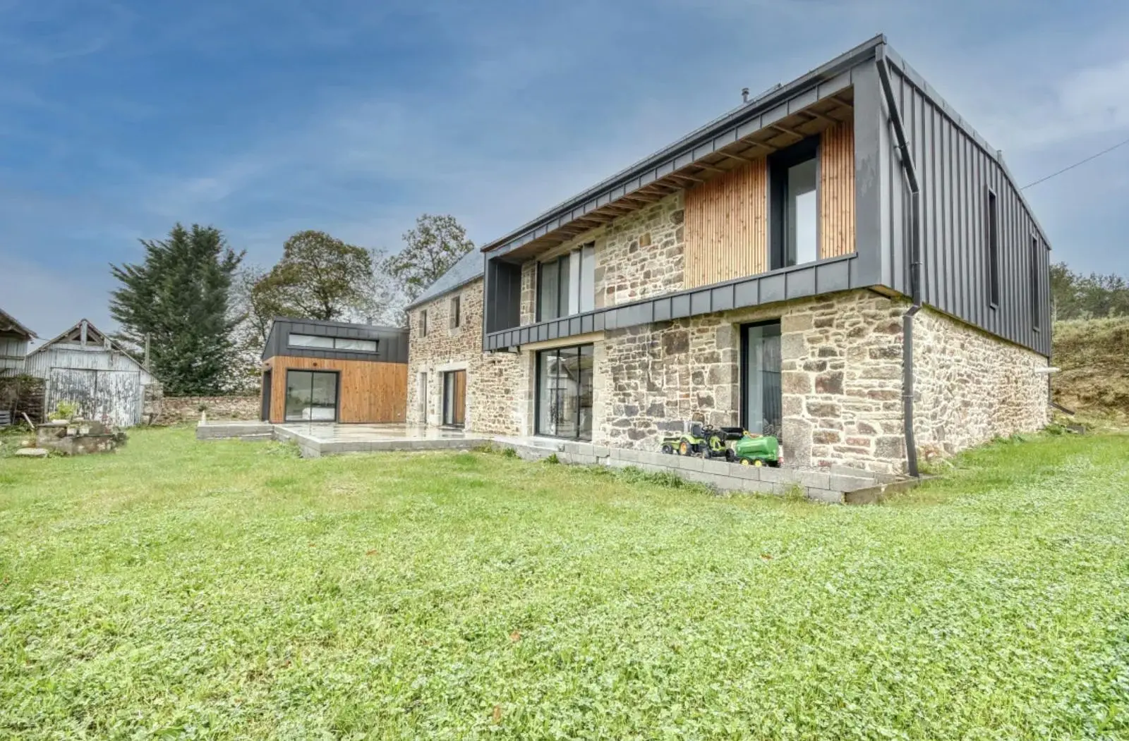 Maison familiale rénovée, pierre et bardage bois