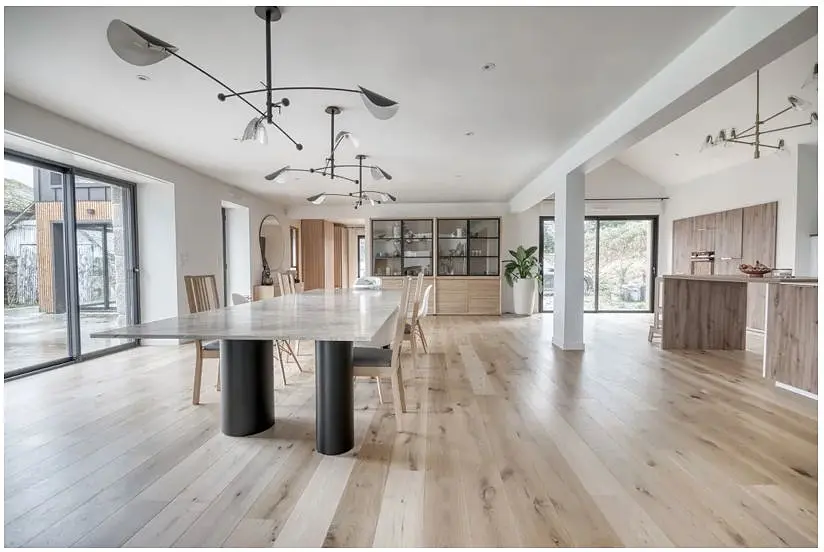 La salle à manger : grande table, parquet chêne massif